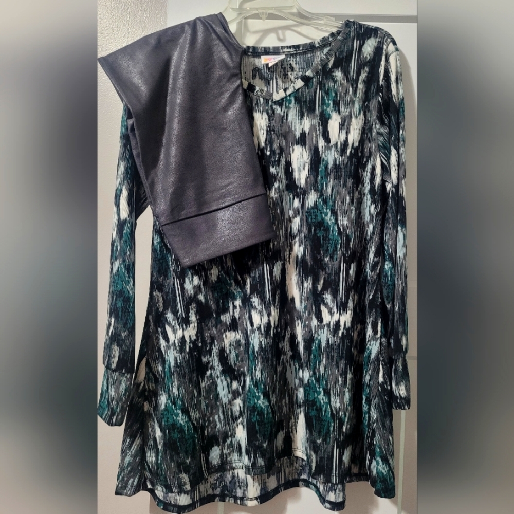 Outfit idea. LulaRoe Elizabeth top and faux leather luxe leggings.